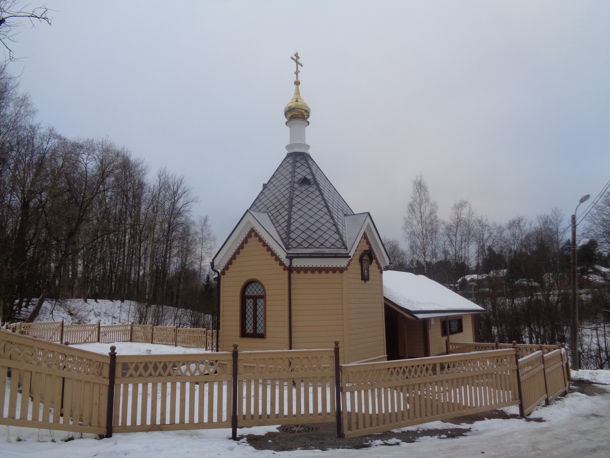 Песочный санкт петербург. Родник Серафима Саровского песочный. Часовня прп.Серафима Саровского в пос.песочный СПБ. Песочное храм Серафима Саровского источник. Купель Серафима Саровского в Песочном.