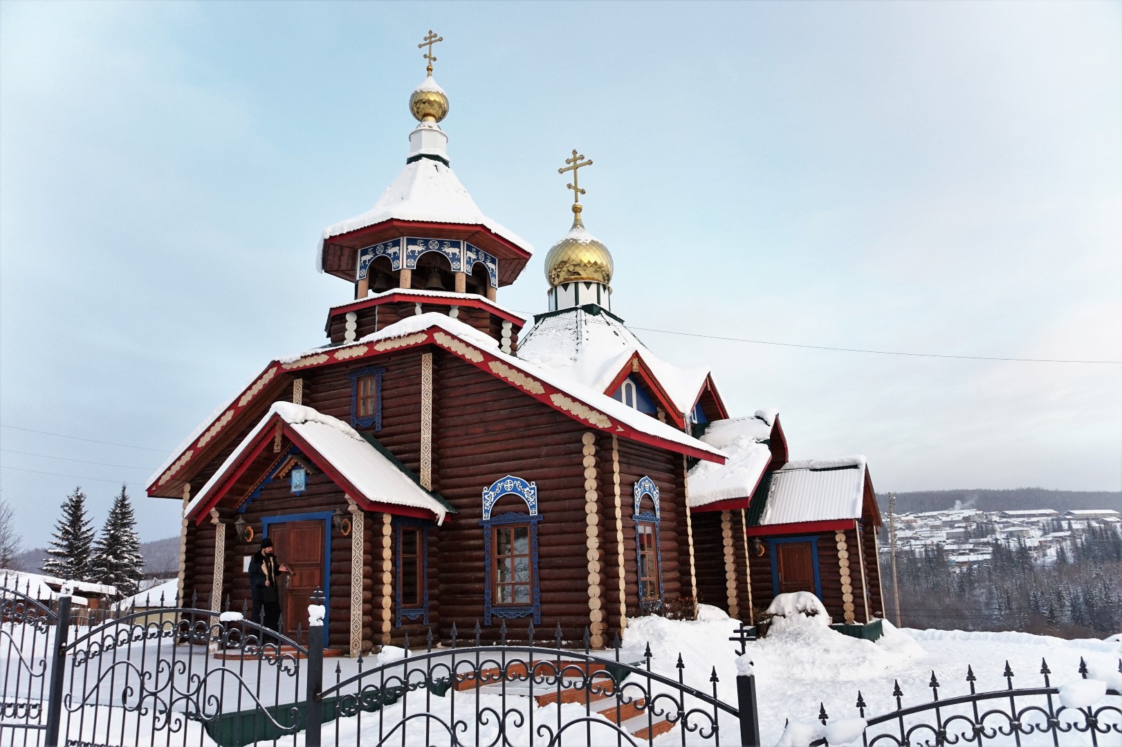 Погода красноярский край кедровое на неделю. Свято-Тихоновский храм Байкит. Байкит Красноярский край. Храм в пос Байкит.