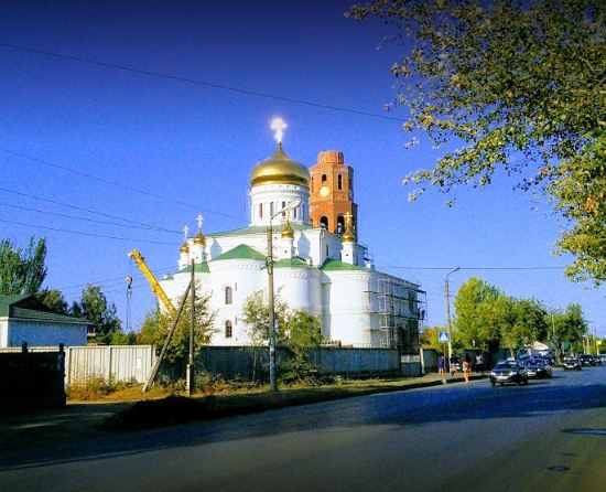 Храмы города астрахани. В Астрахани храм апостола Андрея Первозванного. Храм на Бабаевского Астрахань. Храм Святой Живоначальной Троицы Астрахань Бабаевского. Церковь на Чехова Астрахань.