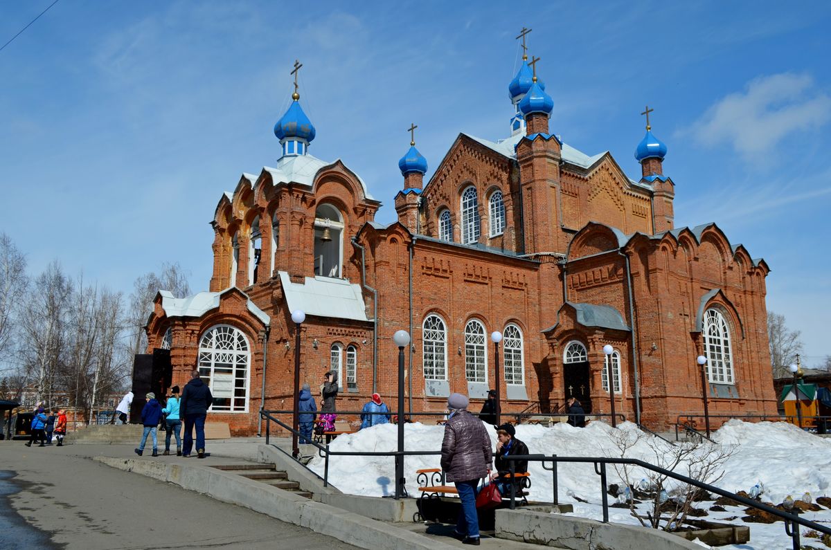 Телефон города бийска. Бийск храм. Храм Казанской Божьей матери Бийск. Храмы город Бийск Алтайский край. Храм иконы Божией матери Казанская Бийск.