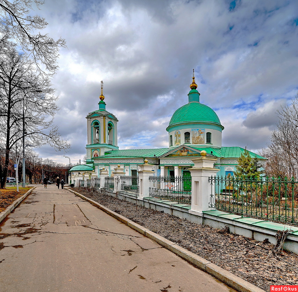 Храм воробьево. Церковь Троицы Живоначальной, Троицк. Храм Живоначальной Троицы на Воробьёвых горах. Троицкий храм на Воробьевых горах. Храм Троицы Живоначальной Раменки.