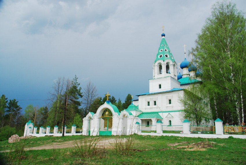 Село троицкое ярославская область. Церковь Троицы Живоначальной Углич. Дивная гора. Церковь Троицы Живоначальной. Дивная гора Троицкий храм Углич. Церковь на дивной горе Углич.