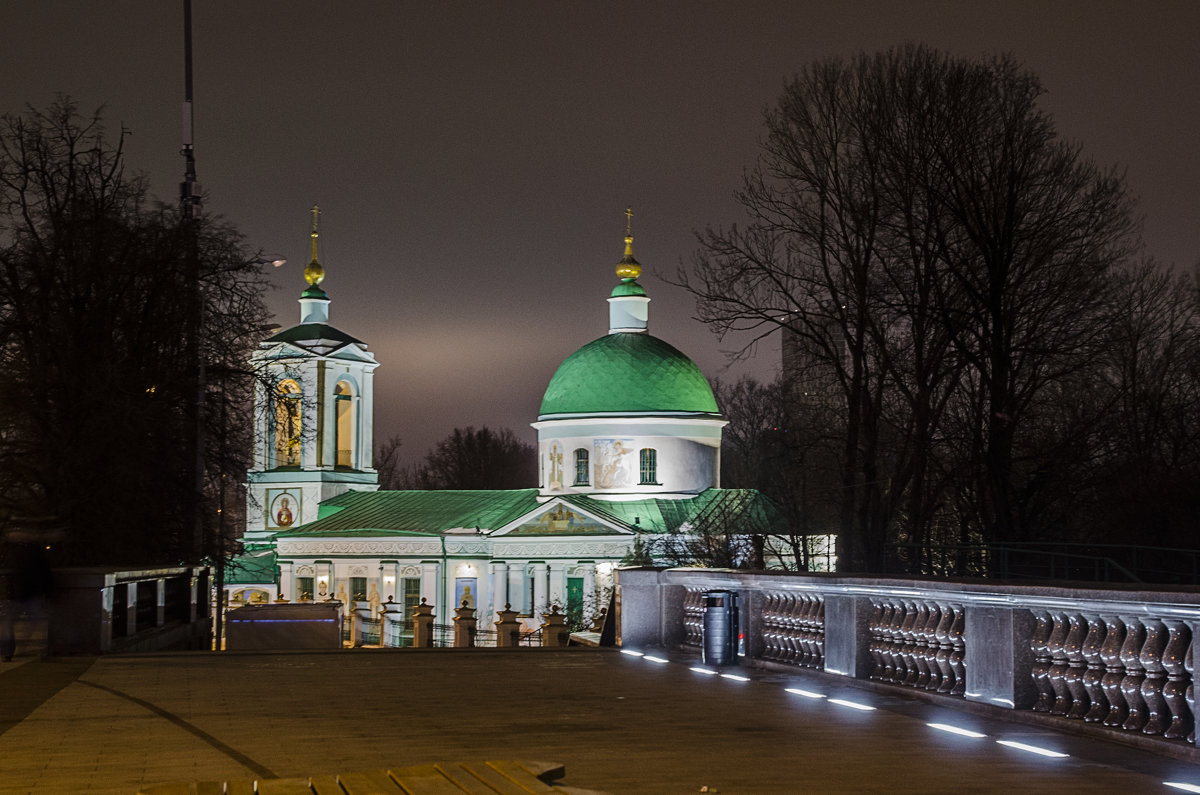 Воробьев храм. Храм Живоначальной Троицы на Воробьевых горах. Воробьевы горы Церковь Троицы Живоначальной. Храма Живоначальной Троицы на Воробьевых горах в Москве.. Храм Живоначальной Троицы на Воробьёвых горах - храм + МГУ.