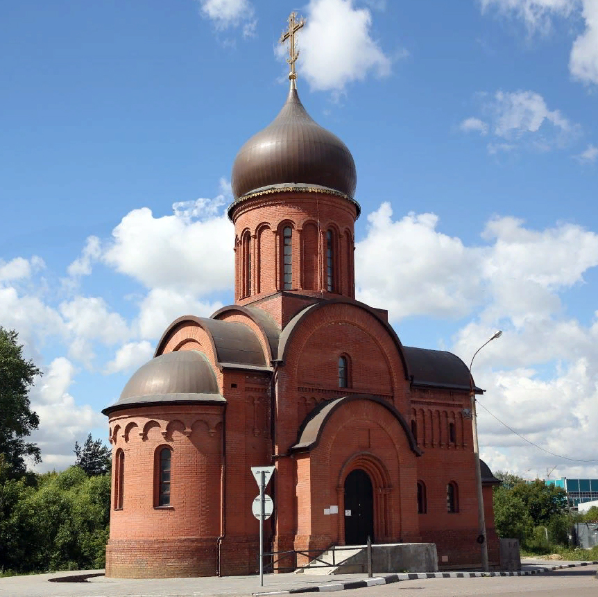 У святого храма. Иоанно-Предтеченский храм Мытищи. Церковь Иоанна Предтечи Мытищи. Пантелеимоновский храм Мытищи. Церковь Пантелеймона Мытищи.