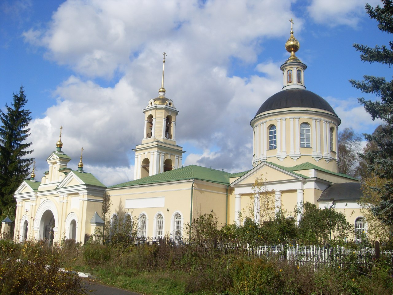 Обухово ногинский московская область. Петропавловский храм в Обухово. Храм Петра и Павла в Обухово. Храм Обухово Ногинского района. Храм Петра и Павла Ногинский район.