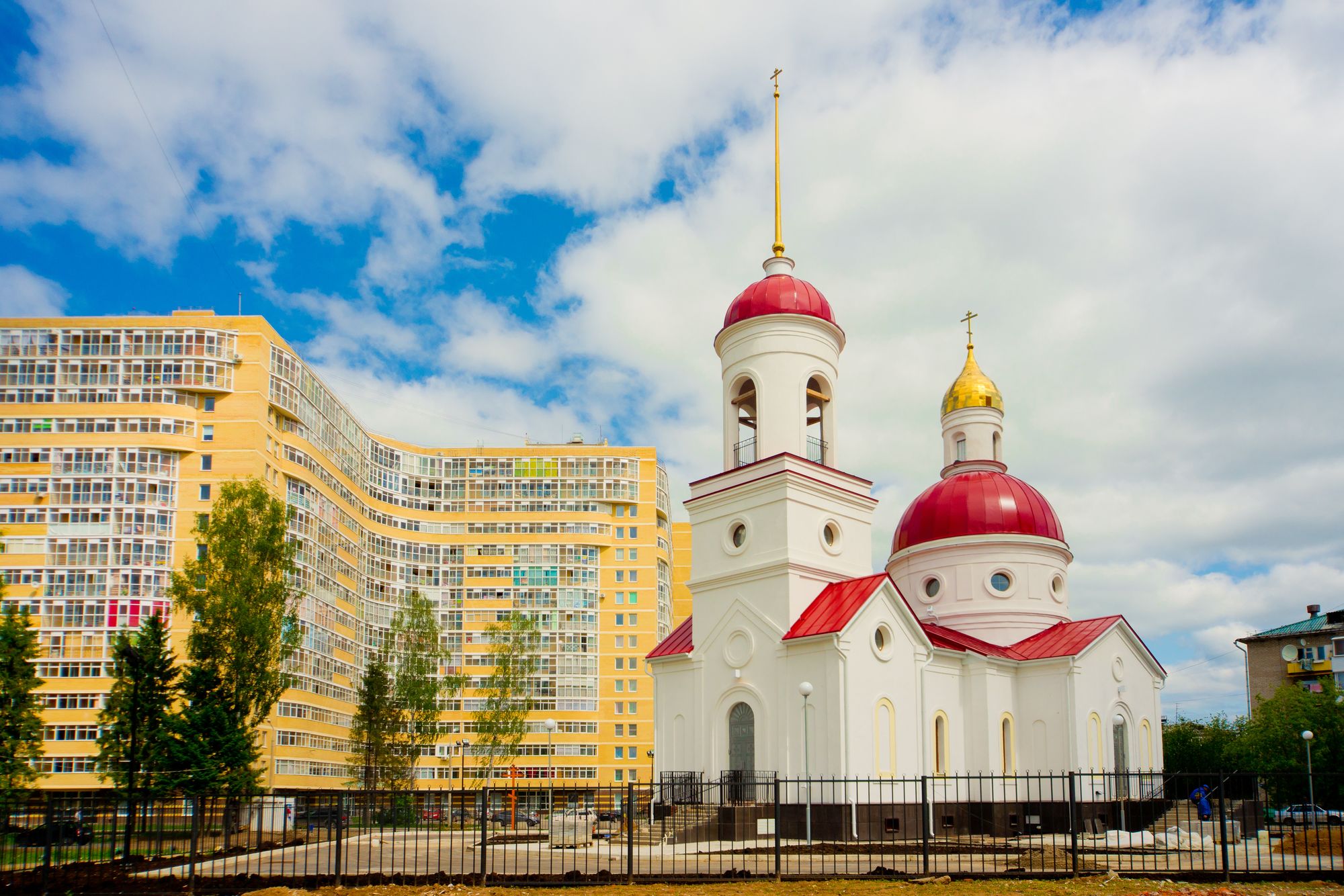 Пермь церковь владимира. Храм Петра и Февронии Пермь. Микрорайон боровики Пермь. Вознесенско-Феодосиевская Церковь Пермь. Храм Вознесения Господня Пермь.