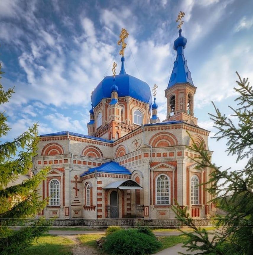 Храм богородицы красивый. Храм в Каменке Воронежской области. Храм Казанской иконы Божией матери Воронеж. Церковь Казанской матери Воронеж. Храм Казанской Божией матери пгт Каменка.