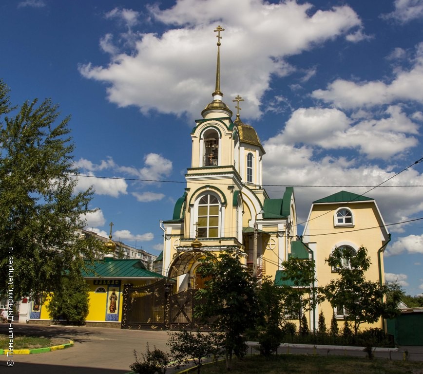 Храмы воронежа. Церковь Андрея Первозванного Воронеж. Воронеж храмы Воронежа храм Андрея Первозванного. Церковь на Хользунова Воронеж. Храм Хользунова 107.