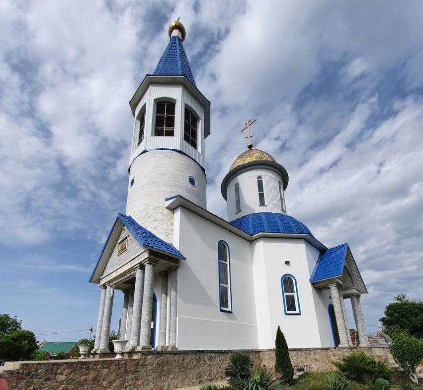 Храм майкоп. Храм Успения Пресвятой Богородицы Майкоп. Храм Успения Богородицы Гавердовский. Хутор Гавердовский Майкоп. Адыгея Свято Успенский храм.