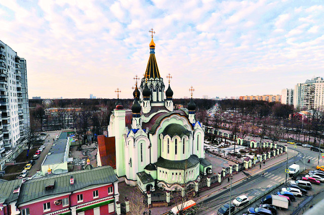 Черкизовская церковь москва. Храм Воскресения Христова в Сокольниках. Церковь в Сокольниках у метро. Храм високольника около метро. Церковь около метро Черкизовская.