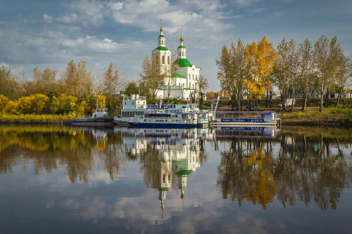 Церковь на берегу реки фото