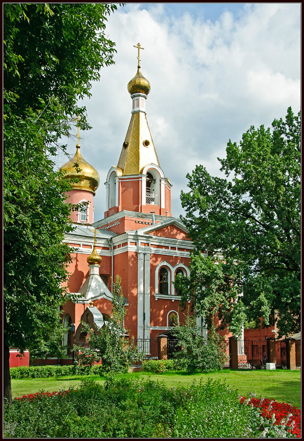 Церковь на семеновской. Храм Воскресения Христова Семеновская. Церковь Воскресения Христова на Семёновском кладбище, Москва. Храм Воскресения Христова на бывшем Семёновском кладбище. Воскресенская Церковь метро Семеновская.