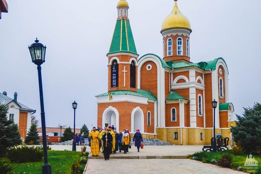 Погода сегодня красный яр астраханской. Храм красный Яр Астраханская область. Храм Христа Спасителя красный Яр Астраханская область. Христорождественский женский монастырь красный Яр. Церковь в селе красный Яр Астраханская область.