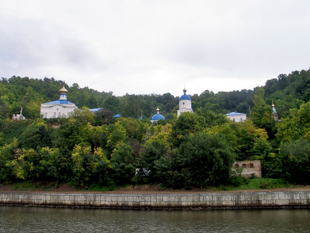 Местность, расположенная возле реки, на берегу реки