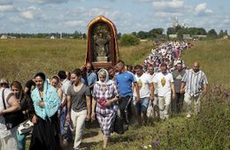 Крестный ход с чудотворной иконой св. вмч. Параскевы Пятницы к месту чудесного явления и обретения иконы