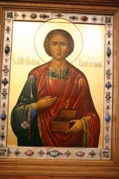 Икона Пантелеимона с частицей мощей