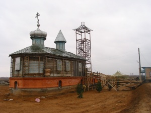 Церковь Казанской иконы Божьей Матери (Ильинка), Нижний храм с внешней стороны обложен облицовочным кирпичом