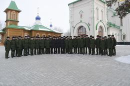 Курсанты возле храма на территории училища