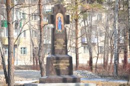Гранитный крест с иконой святого paвнoaпocтoльнoгo князя Владимира