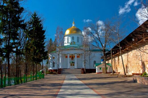 Захоронения в псково печерском монастыре фото