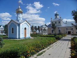 Часовня Иконы Божией Матери Живоносный Источник (слева)