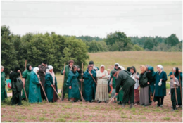 Монах Харалампий с паломниками на монастырском огороде. 2010 год