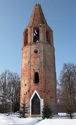 Сохранившаяся колокольня старого храма