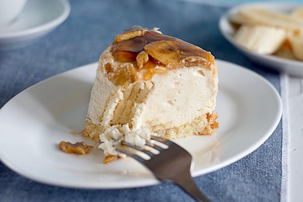 a slice of fresh banana cheesecake on a plate with bana - Банановый торт без выпечки