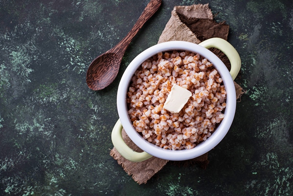 barley porridge with butter in green pot - Секреты приготовления вкусной гречки