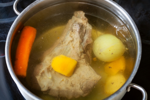 beef broth in open pan - Русский хлебный суп