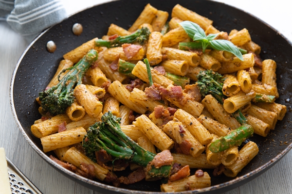 Секреты приготовления макаронных изделий closeup shot of the freshly made delicious pasta in the pan - Секреты приготовления макаронных изделий