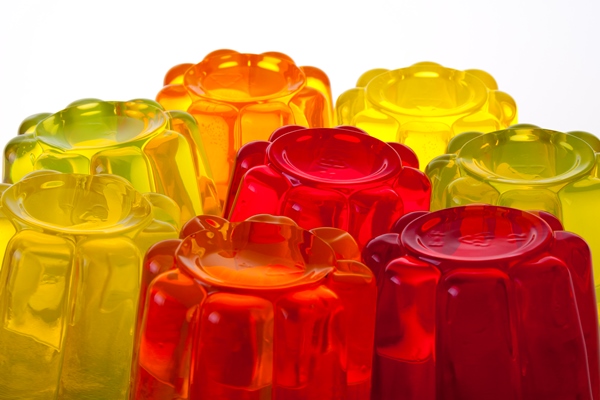 colored fruit jelly on white background - Правила приготовления фруктового желе