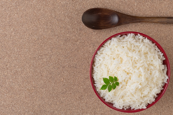 cooked rice in a red cup placed on the plywood floor 1 - Секреты приготовления вкусного риса