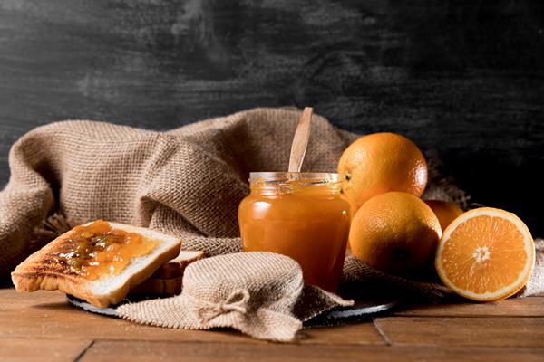 front view of bread with jar of orange marmalade - Секреты вкусного варенья