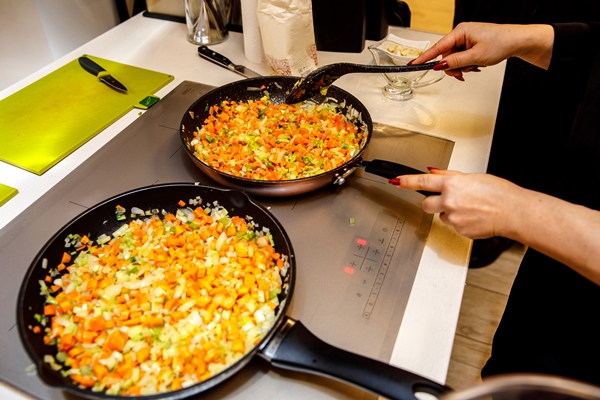 frying vegetables in a pan - Овощи, бобовые, грибы: полезные советы