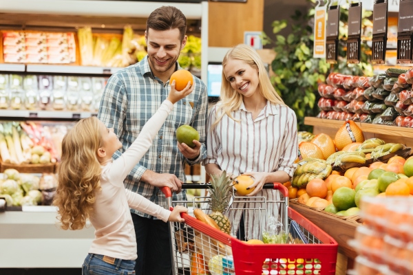 happy young family standing with a trolley - Советы по выбору рецептов