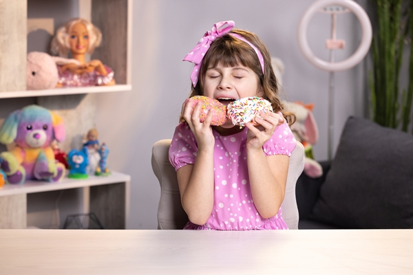 hilarious school girl wants to eat two donut at the same time widely opens her mouth dessert - Советы по выбору рецептов