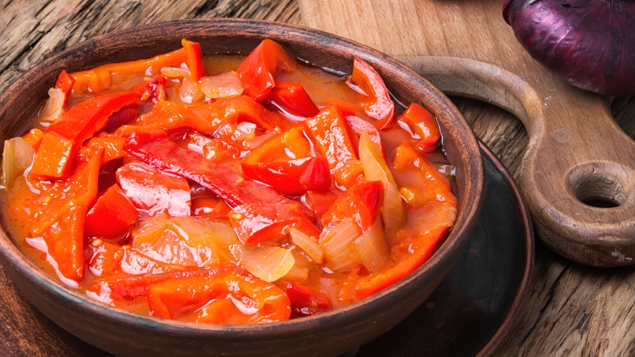 lecso classic dish hungarian cuisine 1 - Лечо двухцветное с душистыми травами