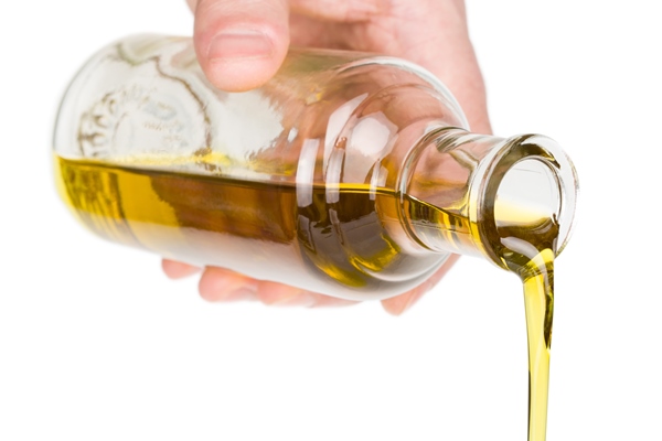 oil pouring from a bottle - Майонез домашний «Яблочный»