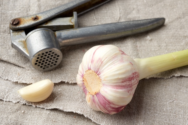 old metal garlic press and fresh young white garlic - Постный гороховый суп