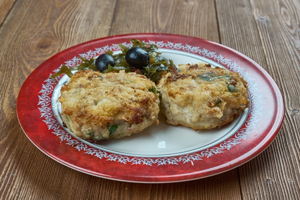 spicy tuna fishcakes close up - Как правильно обрабатывать и готовить рыбу?