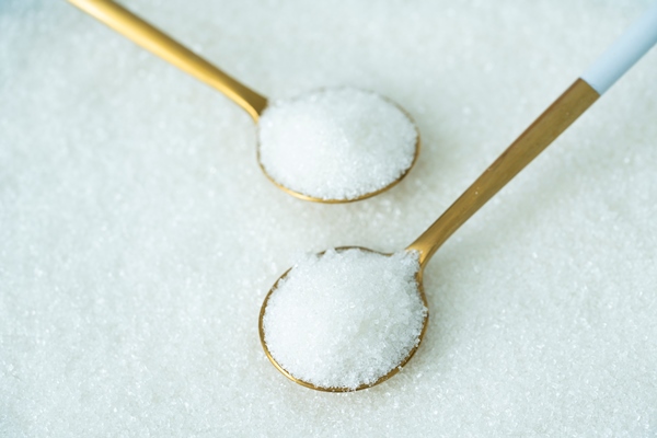 spoon with sugar on a white background 1 - Заливной пирог с зелёным луком и яйцом