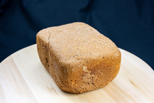 the freshly baked bread on a wooden board and black background closeup making bread top view 1 - О полезном домашнем хлебе
