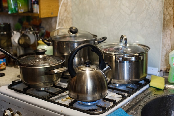 the kettle and pans are on the stove cooking in the kitchen - Советы по выбору рецептов