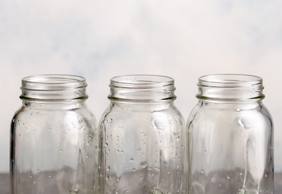 three empty clean canning jars with drops of water three empty clean canning jars with drops of water - Домашний йогурт