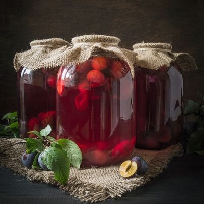 Консервированные сливы с имбирем