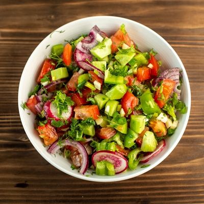 Салат с полуострым перцем и помидорами