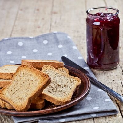 Гренки с мармеладом из чернослива на гриле