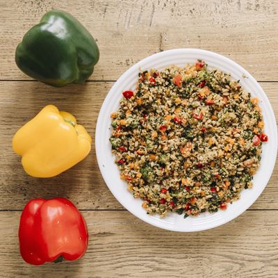 Салат из перца, зелёного горошка и риса