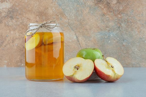 apple juice and fresh apples on blue background high quality photo - Постные блинчики с сиропом из сухофруктов